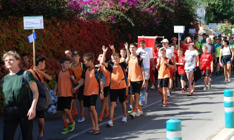Nuoret jalkapalloilijat ja valmentajat marssivat Kroatiassa jalkapallojuhlassa