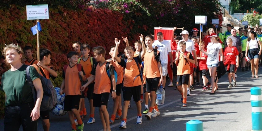 Jovens futebolistas e treinadores andando na rua no Festival de Futebol da Croácia