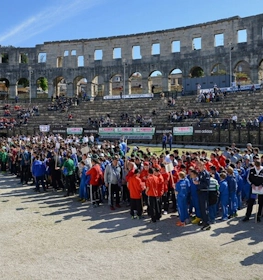 Cerimônia de abertura do torneio de futebol Istria Cup em anfiteatro histórico com equipes