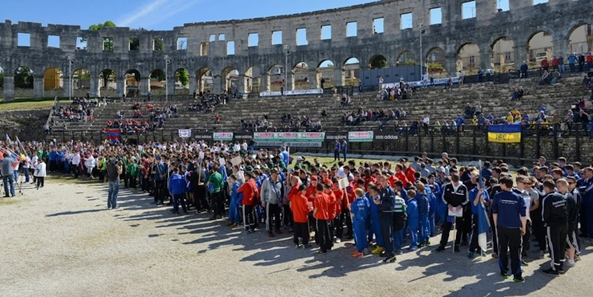 Tarihi amfitiyatroda takımlarla Istria Cup futbol turnuvası açılış töreni