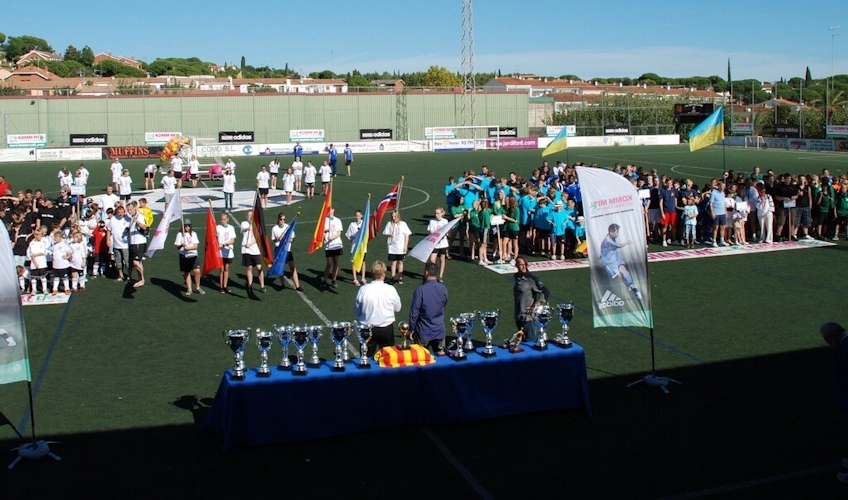Открытие футбольного турнира Trofeo Mediterráneo с командами и трофеями