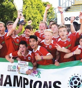 Équipe de football de jeunes célèbre la victoire au tournoi International Pfingstturnier