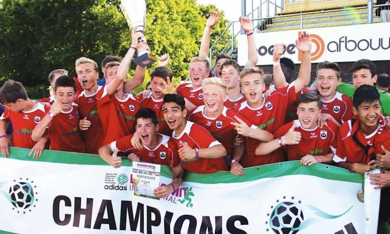 Nuorten jalkapallojoukkue juhlii voittoa International Pfingstturnier -turnauksessa