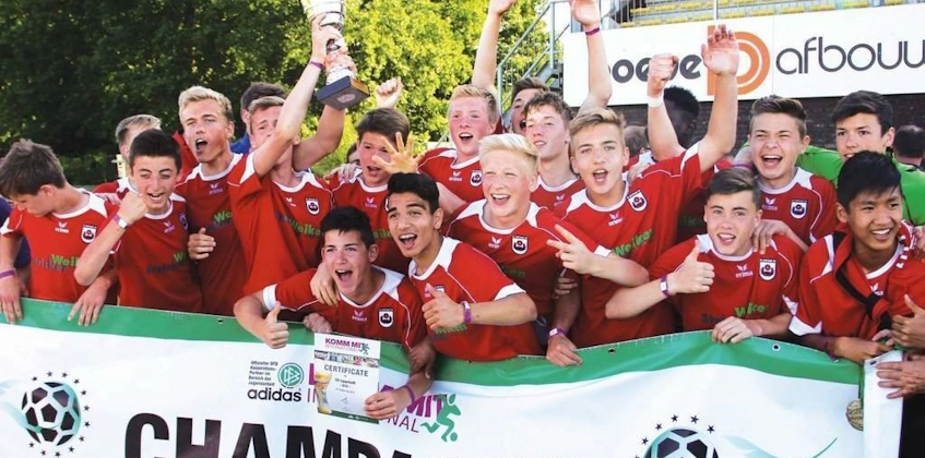 Юношеская футбольная команда празднует победу на турнире International Pfingstturnier