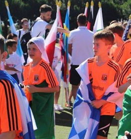 Copa Cataluña turnuvasında bayraklı genç futbolcular