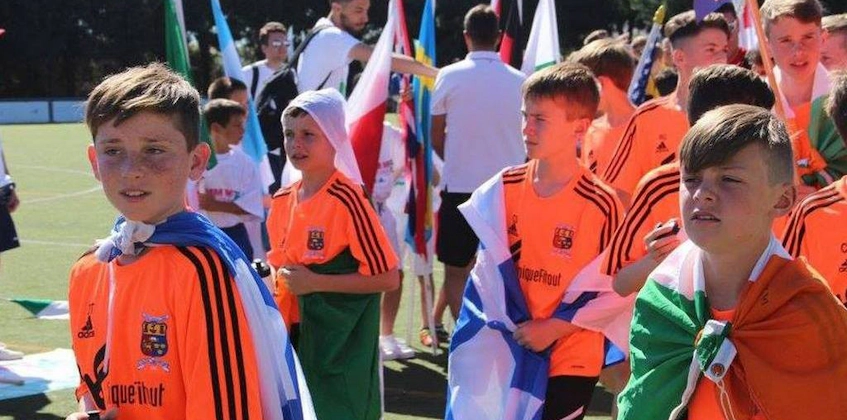 Jeunes footballeurs avec drapeaux au tournoi Copa Cataluña