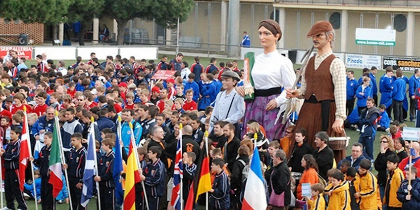 Marionnettes géantes à la cérémonie d'ouverture du tournoi de football Copa Santa