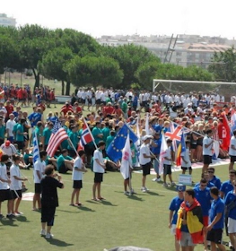 Copa Maresme futbol turnuvasında bayraklarla toplanmış takımlar