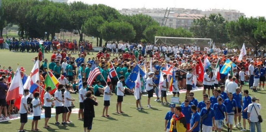 Собравшиеся команды с флагами на турнире Copa Maresme по футболу