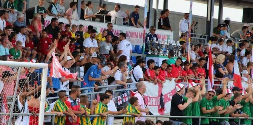 Spain Trophy futbol turnuvasında tribünlerde bayraklarla taraftarlar