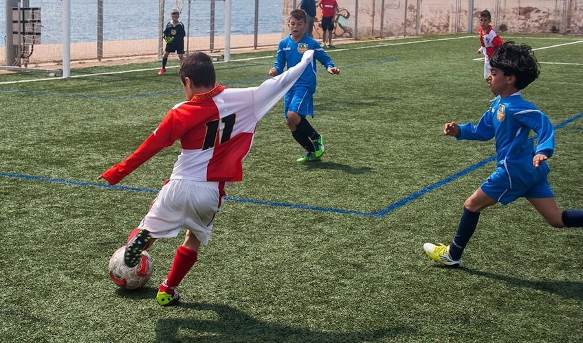 Copii jucând fotbal la turneul Copa Sant Vicenç.