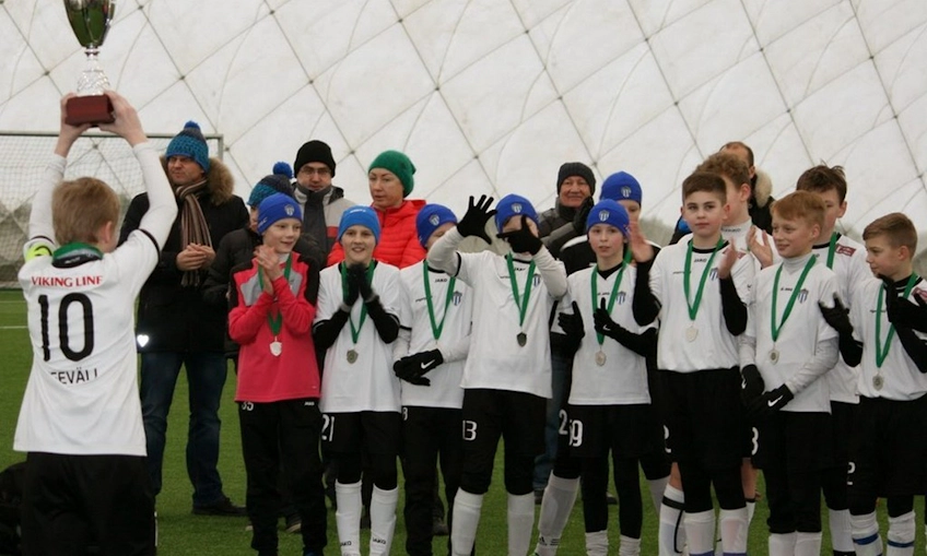 Юношеская футбольная команда с медалями на турнире Nõmme Cup