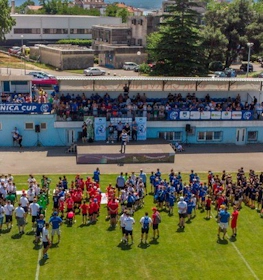 Crikvenica Cup futbol turnuvası açılış seremonisi, sahadaki takımlarla