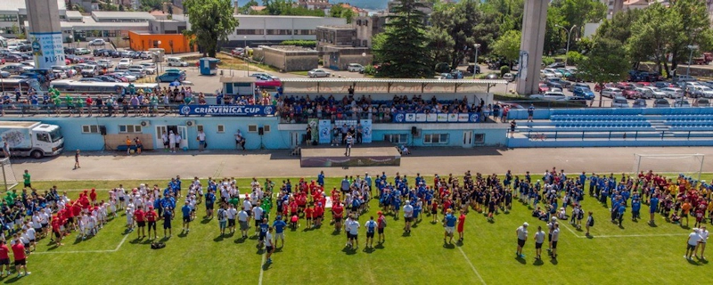 Crikvenica Cup -jalkapalloturnauksen avajaiset joukkueet kentällä