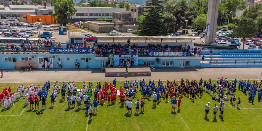 Cerimônia de abertura do torneio de futebol Crikvenica Cup com equipes em campo