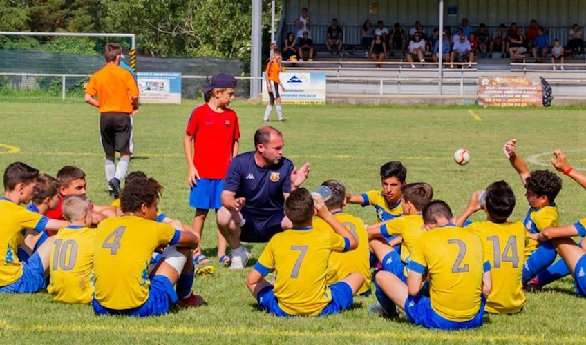 Юношеская футбольная команда обсуждает стратегию на поле