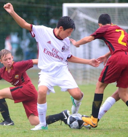 Юные игроки борются за мяч на турнире Junior Ravenna Cup
