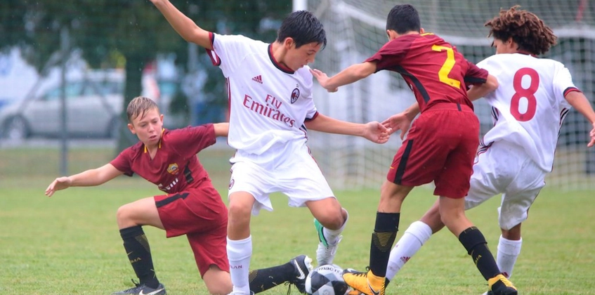Jovens jogadores disputando a bola no torneio Junior Ravenna Cup