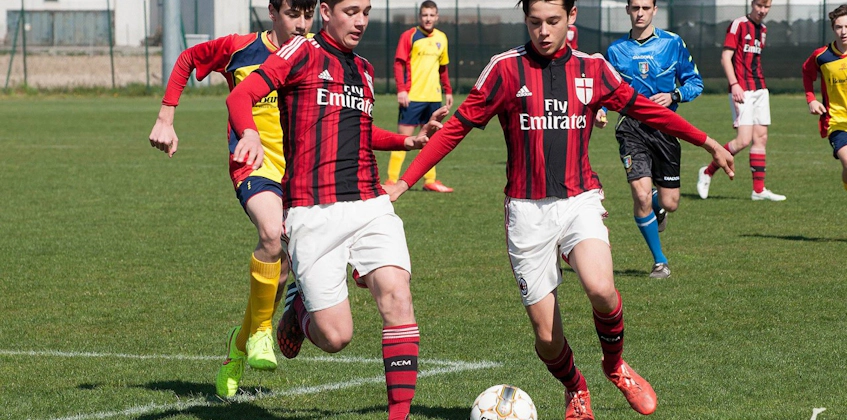 Gallini Kupası turnuvasında maç yapan genç futbolcular