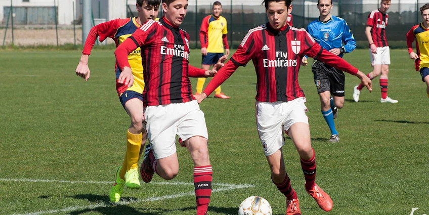 Jeunes footballeurs dans un match du tournoi Gallini Cup