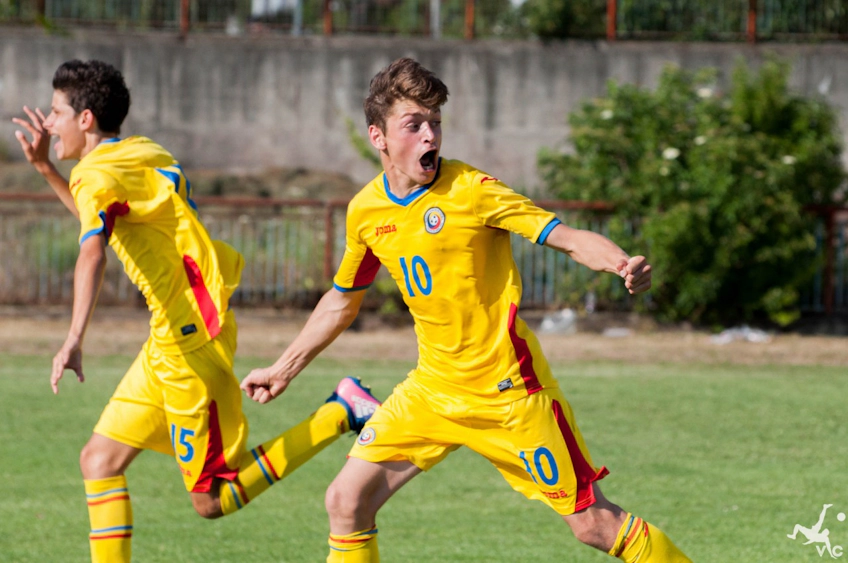 Молодой футболист в желтой форме играет на турнире Gallini Cup