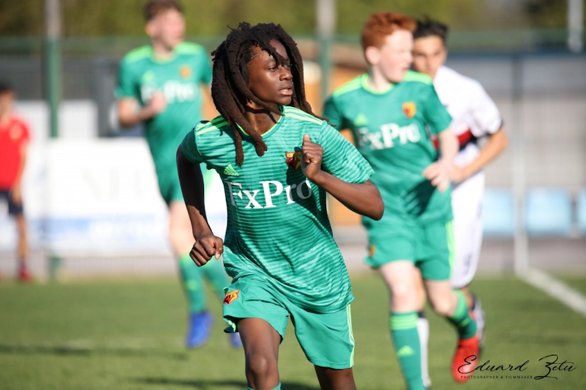 Yeşil formayla Gallini Cup Budapest futbol turnuvasında genç futbolcu