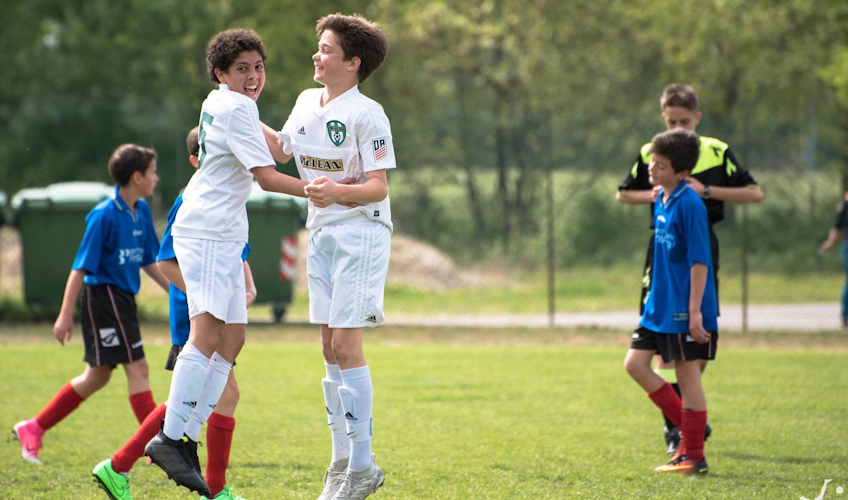 Jovens futebolistas comemorando um gol no torneio Gallini Cup Budapest